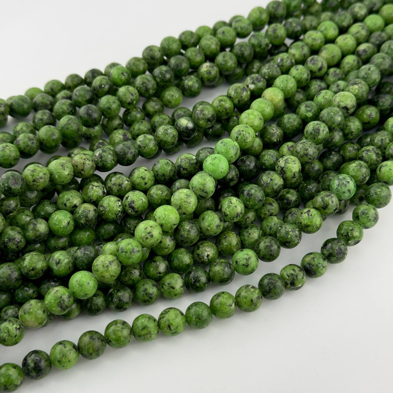 Бусины Халцедон цвет зеленый с вкраплениями размер 8мм натуральный камень